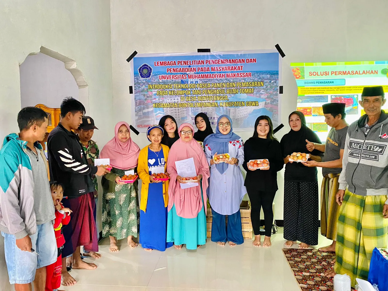 Tim PKM  Unismuh  Perkenalkan Teknologi Pasca Panen Kepada Petani Tomat  di Gowa