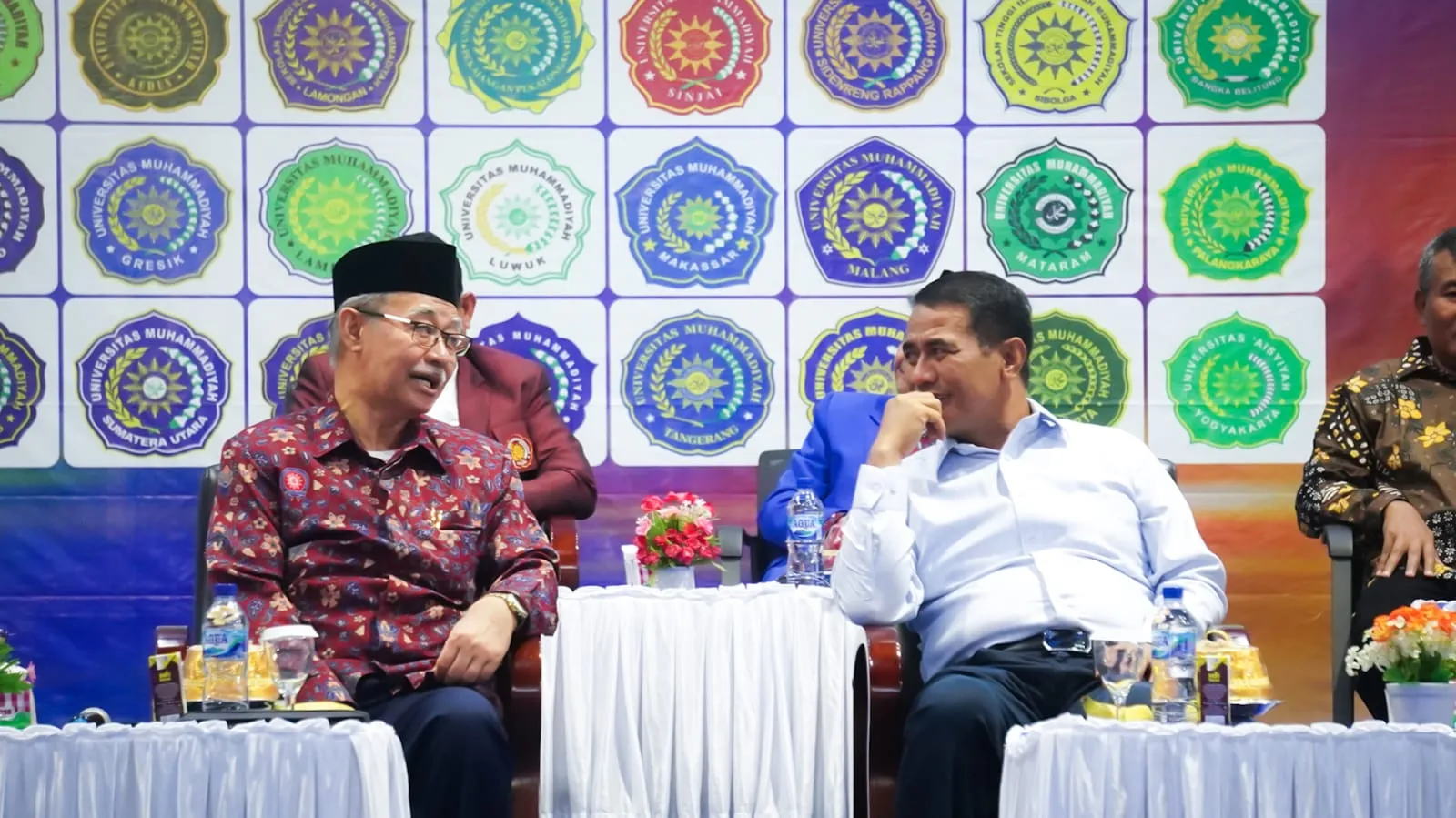 Andi Amran Sulaiman Beri Beasiswa Kepada Tiga Mahasiswa Peserta KKN MAs