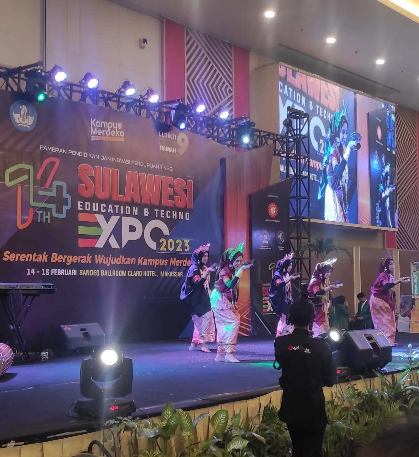 Tim Tari Paduppa Unismuh Makassar Meriahkan Pembukaan Pameran LLDIKTI Wilayah IX