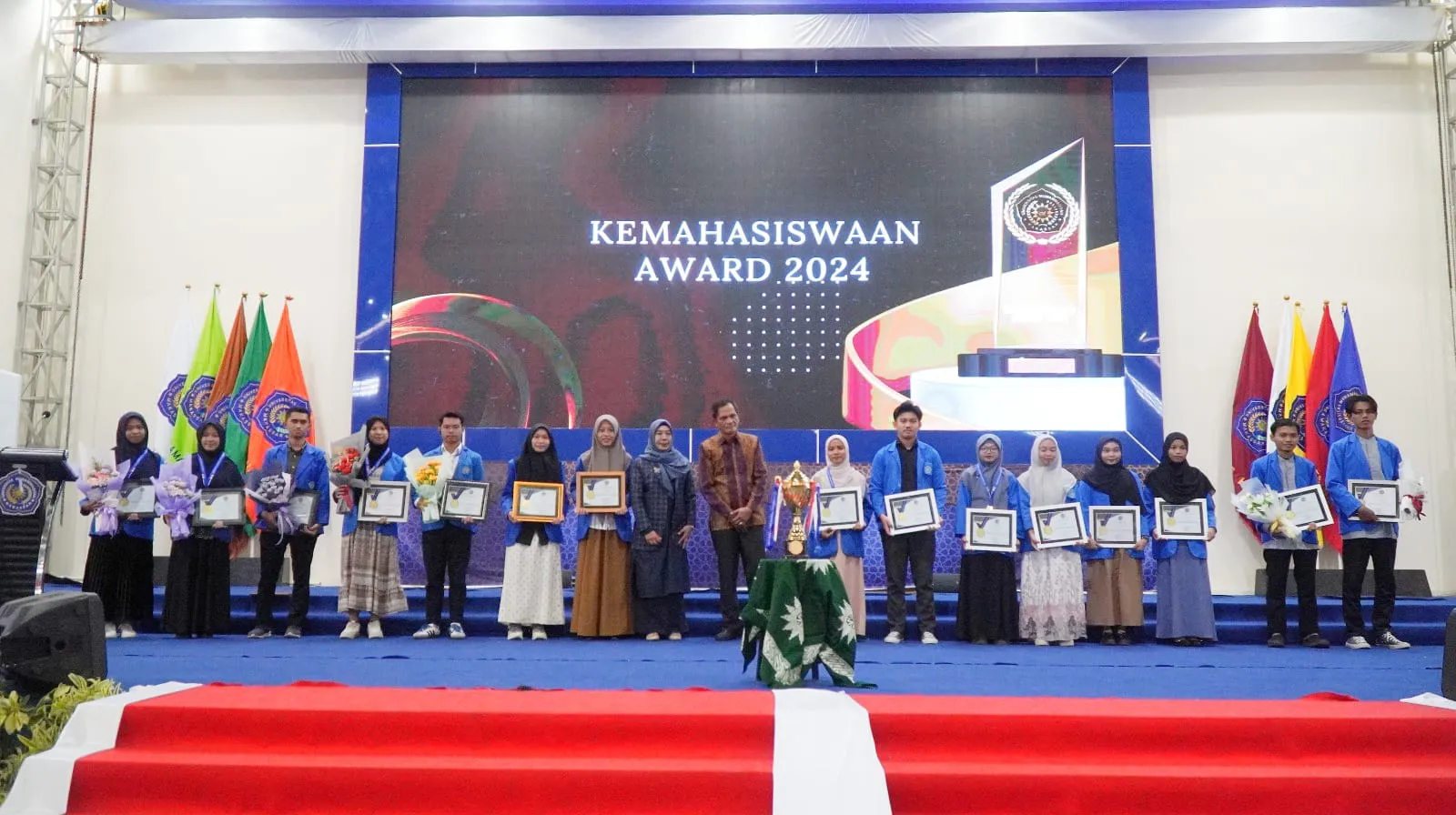 736 Mahasiswa Unismuh Berprestasi Menerima Penghargaan dalam Ajang Kemahasiswaan Award 2024
