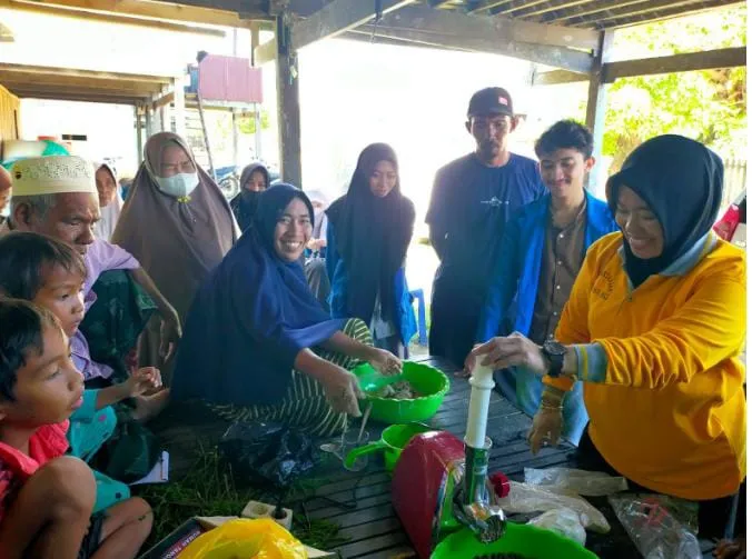 Tim Dosen Unismuh Gelar Pelatihan Pembuatan Pakan Ikan Berbasis Limbah Sayur di Pangkep