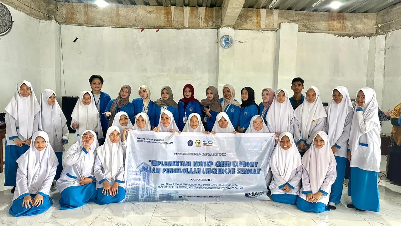 Gelar PKM Terintegrasi AIK, Mahasiswa FEB Unismuh Makassar Ajak Siswa SMP Kelola Sampah dan Buat Ecoenzim