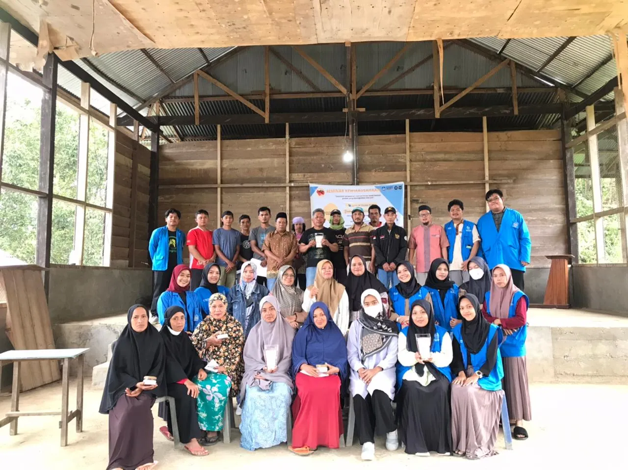 Mahasiswa KKN Agribisnis Unismuh Perkenalkan Produk Unggulan 'Tomakur' di Enrekang