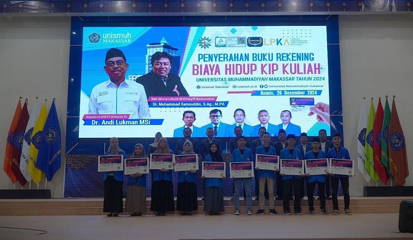 Kepala LLDIKTI Serahkan Buku Rekening Beasiswa KIP Kuliah 2024 dan SK Pembukaan Prodi S2 Akuntansi Unismuh Makassar