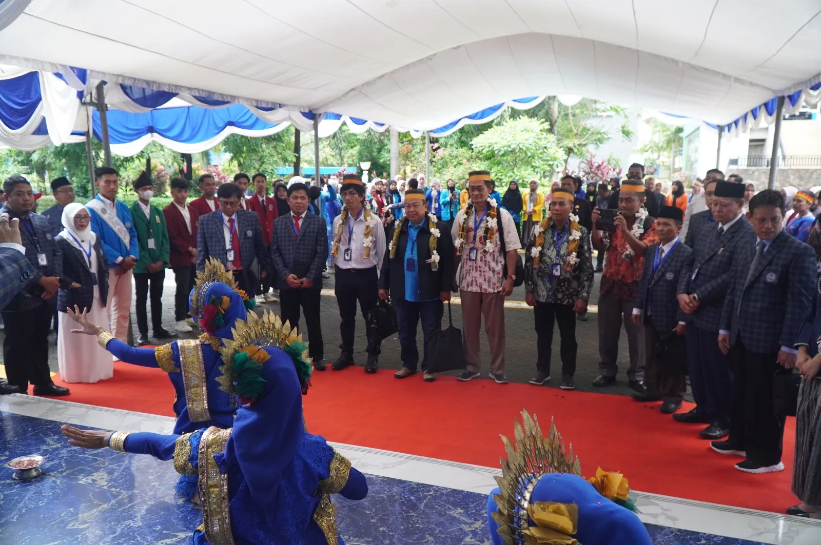 Tari Paduppa dan Pameran Karya Dosen Warnai Pembukaan Asesmen Lapangan BAN-PT di Unismuh Makassar